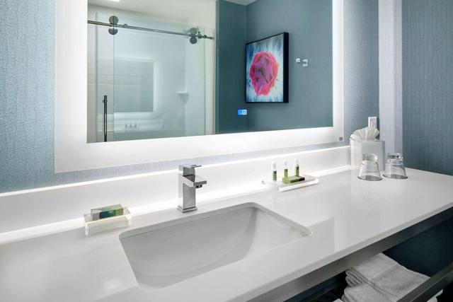 Hydromassage showerhead, hair dryer, towels